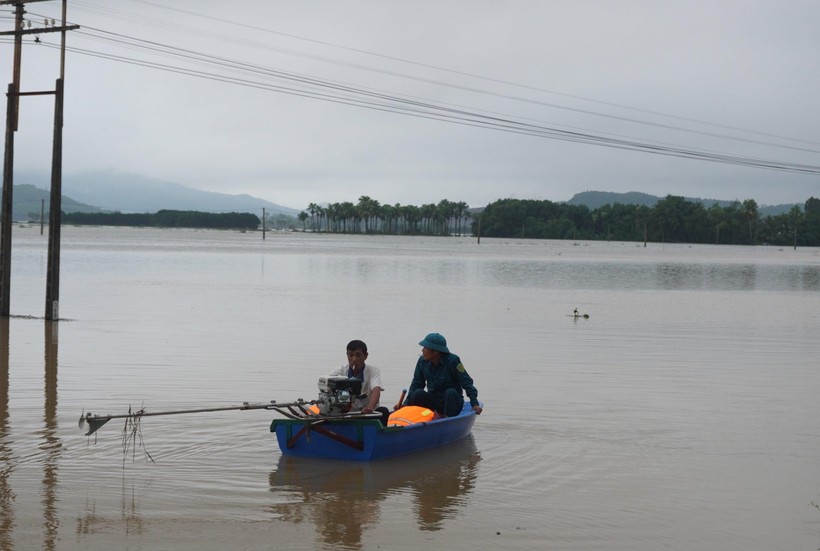 Nhiều nơi ở xã Tượng Sơn ngập trong biển nước.
