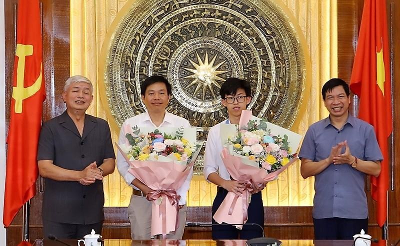 Ông Vương Văn Việt, Chủ tịch Hội khuyến học tỉnh Thanh Hoá (bìa trái) trao thưởng cho học sinh và giáo viên có thành tích.