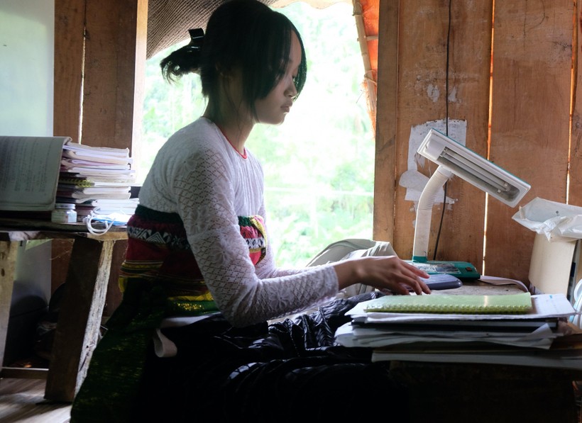 Nữ sinh dân tộc Thái nỗ lực viết ước mơ giữa đại ngàn  ảnh 1