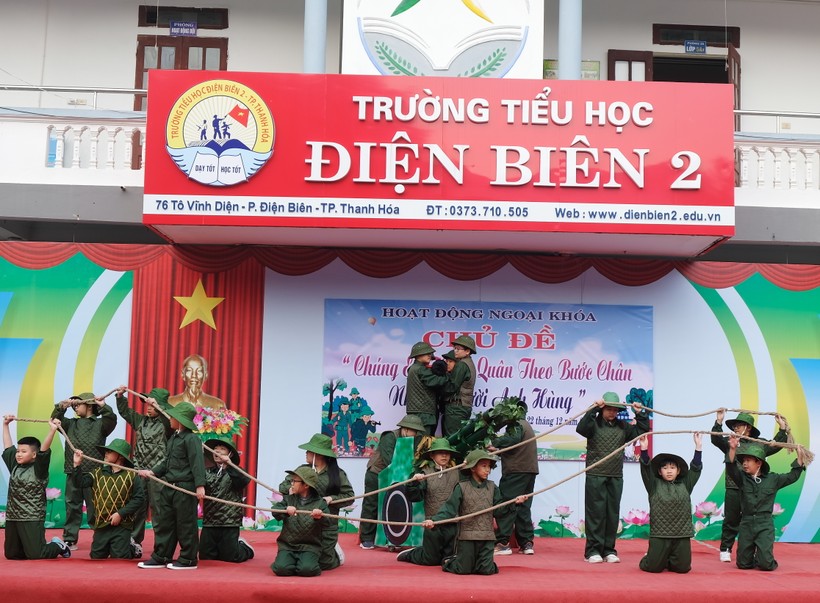Gần 100 học sinh vào vai người lính tái hiện chiến thắng Điện Biên Phủ ảnh 3