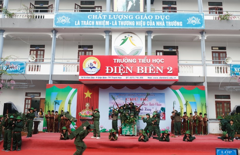 Gần 100 học sinh vào vai người lính tái hiện chiến thắng Điện Biên Phủ ảnh 4
