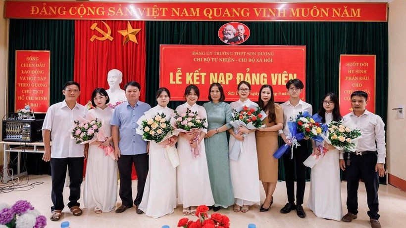 Lễ kết nạp Đảng viên cho học sinh ưu tú tại trường THPT Sơn Dương