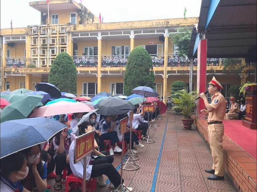 Cán bộ Đội CSGT Công an thành phố Thái Nguyên tuyên truyền về An toàn giao thông tại trường THCS Quang Trung.