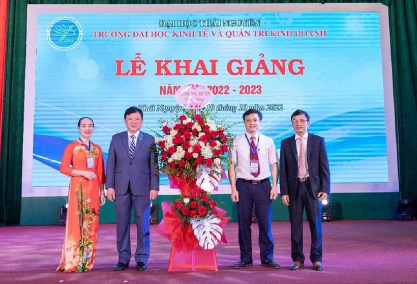 PGS.TS Hoàng Văn Hùng, Giám đốc Đại học Thái Nguyên tặng hoa chúc mừng.