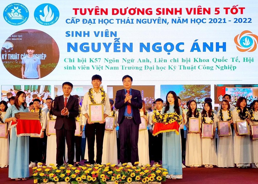 Đại học Thái Nguyên tuyên dương tập thể và cá nhân ‘sinh viên 5 tốt’ ảnh 3