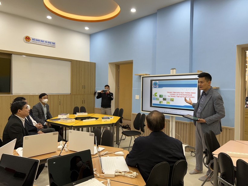 Lãnh đạo Sở GD&ĐT Hải Phòng thăm phòng học đa phương tiện trong mô hình Trung tâm thông minh.