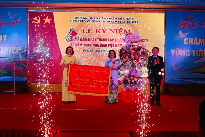 Nhiều trường học Hải Phòng kỉ niệm thành lập trường nhân Ngày nhà giáo Việt Nam ảnh 1