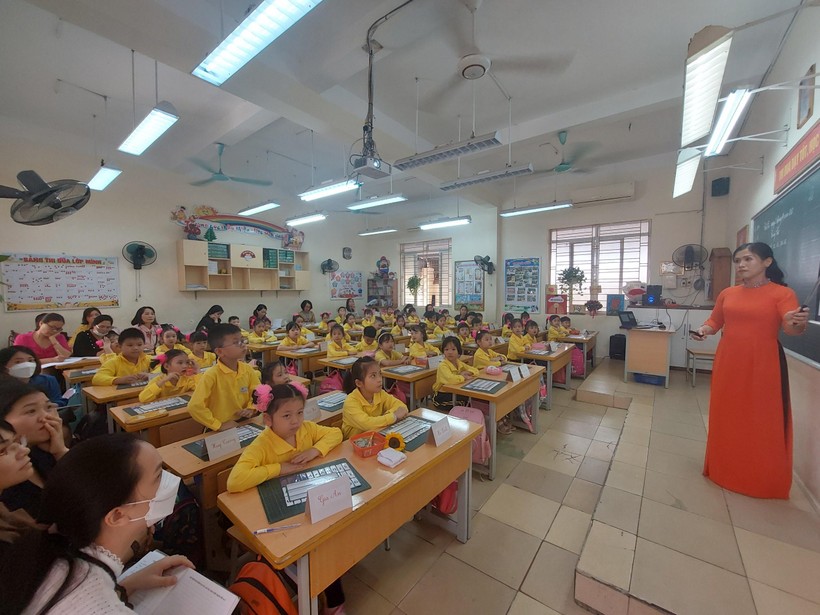 Trường Tiểu học An Dương vinh dự nhận cờ thi đua của TP Hải Phòng ảnh 1