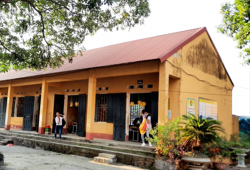 Phòng học tạm nhà cấp IV cũ đã xuống cấp tại trường Tiểu học Khe Mo (Đồng Hỷ, Thái Nguyên)