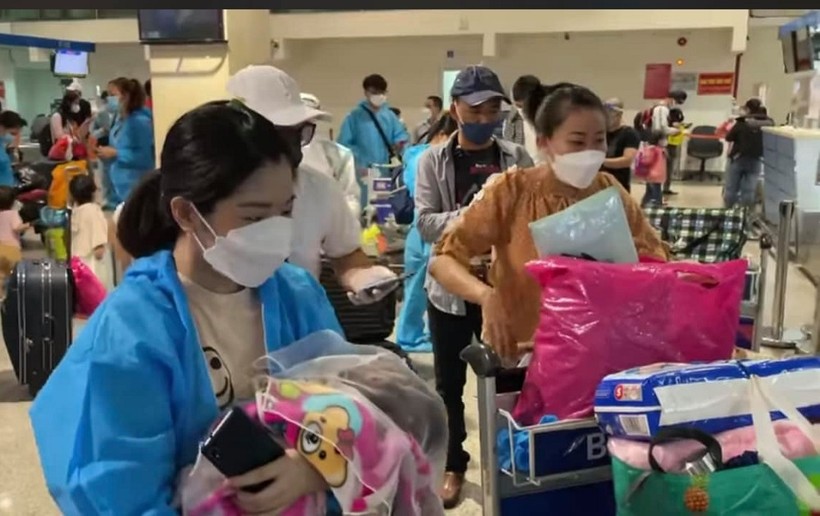 Công dân Thái Nguyên kẹt lại ở các tỉnh vùng dịch phía nam được đón về quê nhà bằng máy bay