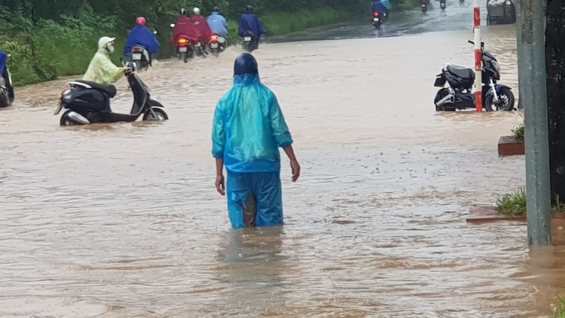 Hà Nội: Đại lộ Thăng Long ngập sâu, nhiều ô tô chết máy
