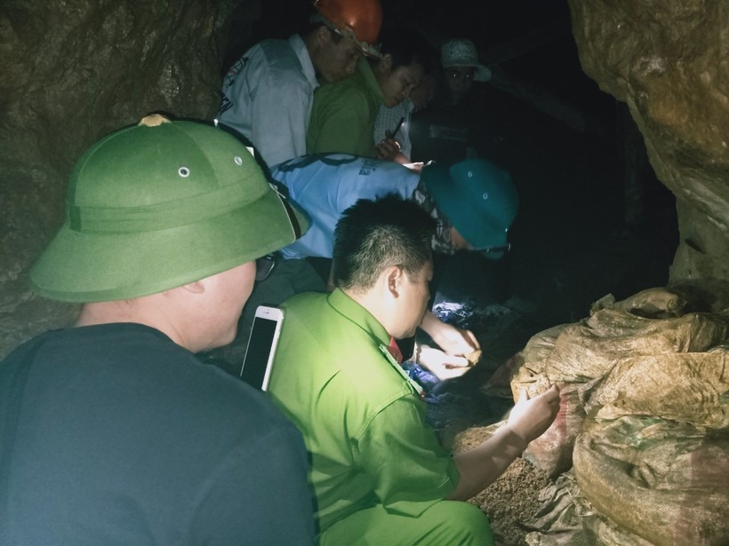 Lực lượng chức năng kiểm tra tình trạng khai thác vàng trái phép tại xã Noong Hẻo.