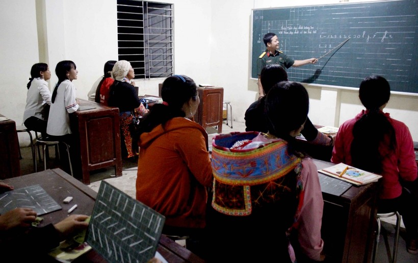 Lớp học xóa mù chữ ở huyện Phong Thổ, Lai Châu. Ảnh: Đinh Đông