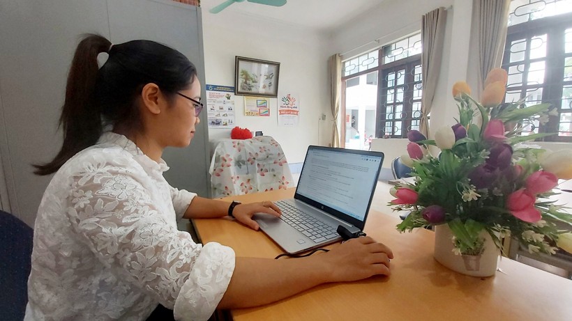 Giáo viên trường Tiểu học Thị trấn Tam Đường, huyện Tam Đường (Lai Châu) truy cập hệ thống TEMIS.