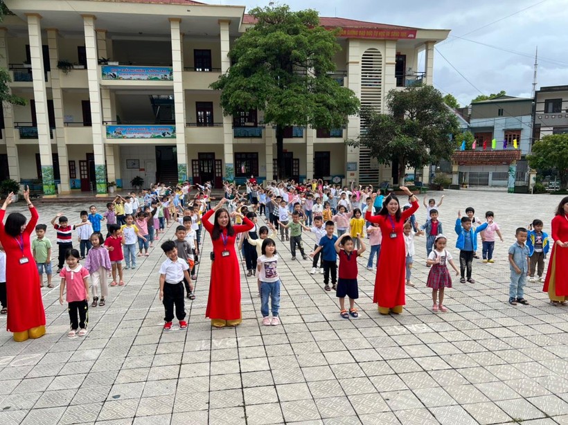 Học sinh lớp trường Tiểu học số 1 TP Lai Châu tựu trường.
