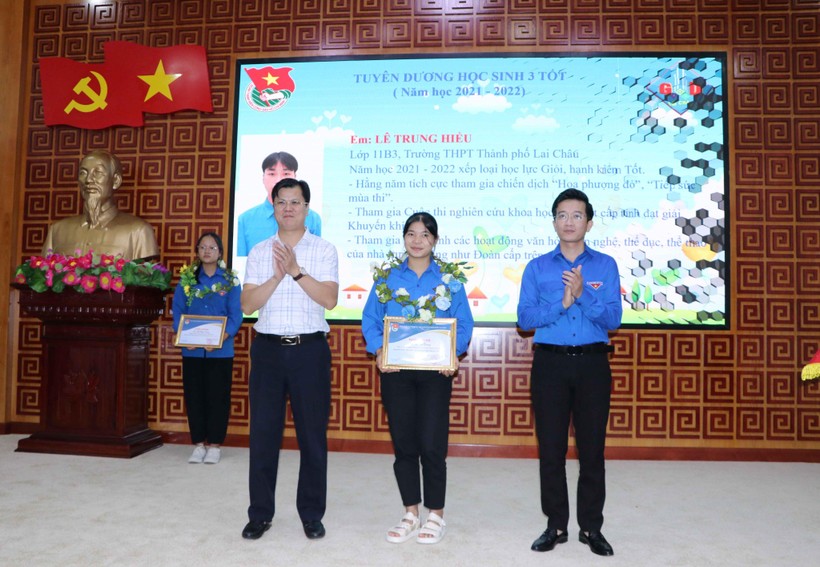 Tỉnh đoàn Lai Châu tuyên dương "học sinh 3" tốt trong năm học 2021 - 2022.