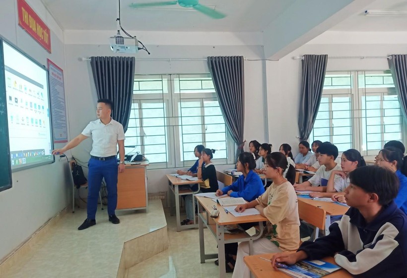 Tiết Vật lý trong phòng học thông minh của học sinh trường DTNT THPT huyện Nậm Nhùn.