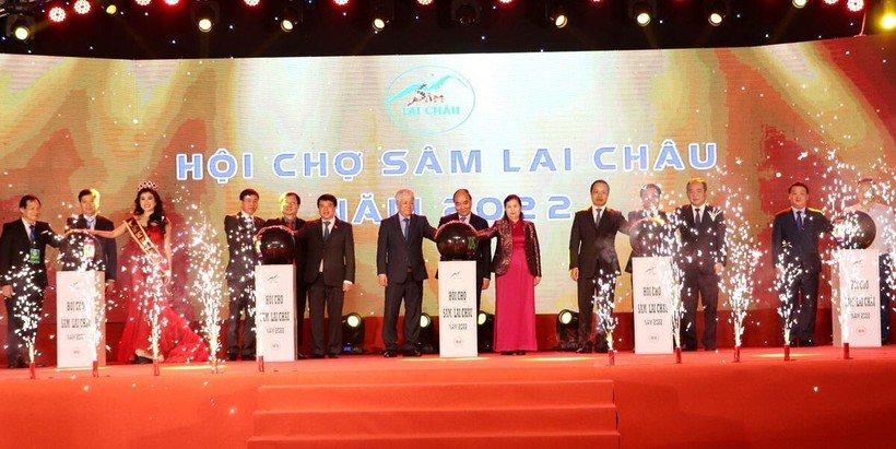 Chủ tịch nước Nguyễn Xuân Phúc cùng các đại biểu thực hiện nghi thức Khai mạc Hội chợ Sâm Lai Châu năm 2022.