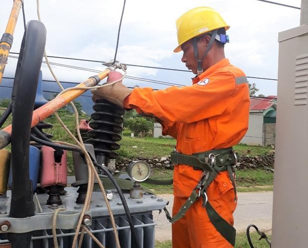 Công nhân ngành điện Lai Châu thí nghiệm TBA chuyên dùng.