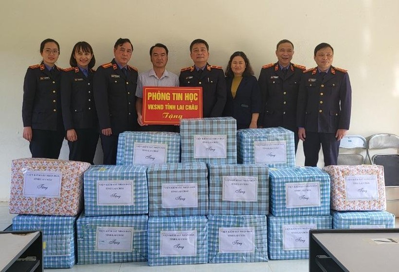 VKSND tỉnh Lai Châu trao tặng phòng tin học cho trường Phổ thông Dân tộc Bán trú Trung học cơ sở xã Mù Cả.