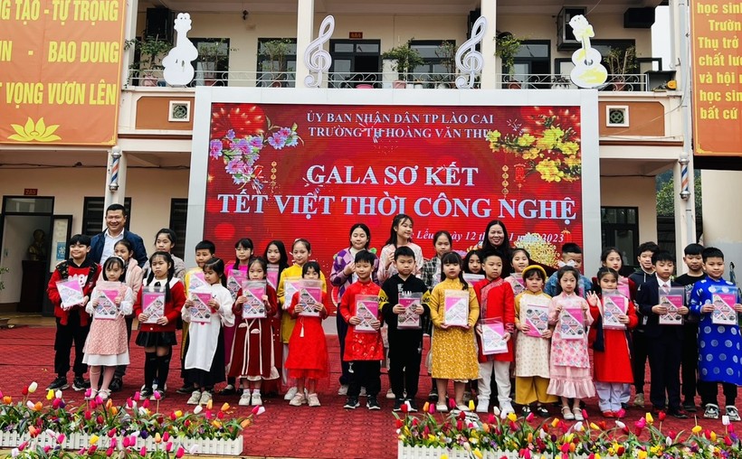 Gala Sơ kết - Tết Việt thời công nghệ tại trường Tiểu học Hoàng Văn Thụ.