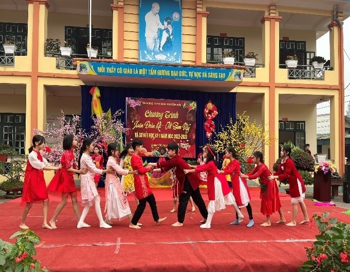 Học sinh trường Tiểu học Duyên Hải, thành phố Lào Cai vui trong chương trình “Xuân đoàn kết - Tết sum vầy 2023”.