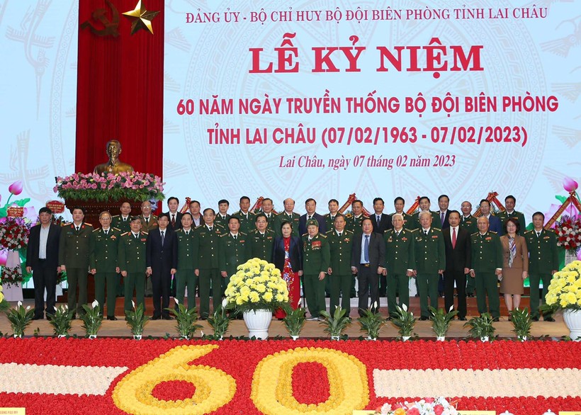 Các đại biểu chụp ảnh tại Lễ kỷ niệm 60 năm Ngày truyền thống BĐBP Lai Châu.