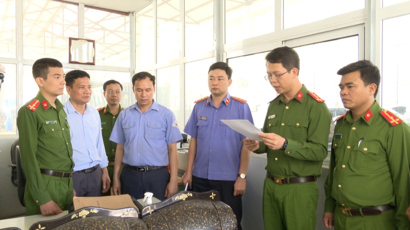 Đối tượng Nguyễn Văn Chiến (thứ 4 từ phải sang) bị lực lượng chức năng bắt giữ.