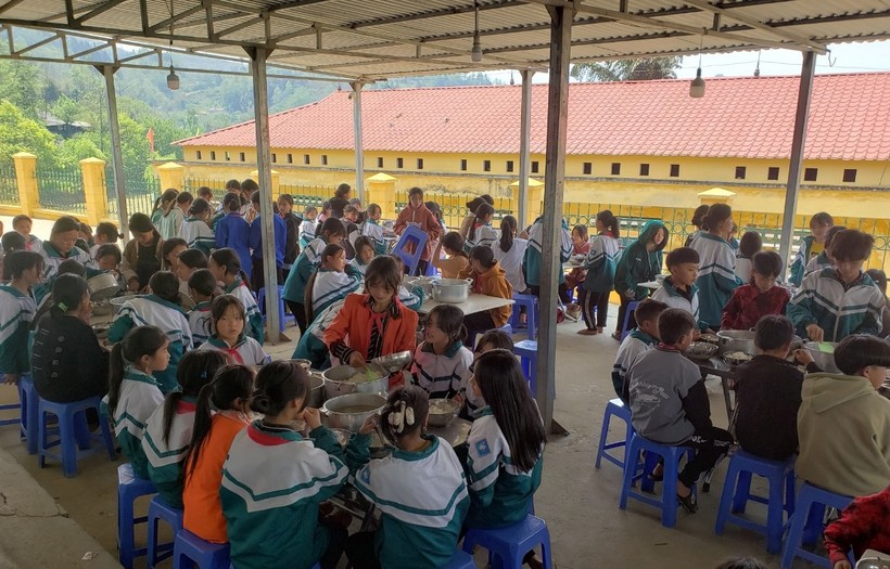 Hỗ trợ gạo cho học sinh vùng khó Lào Cai ảnh 2