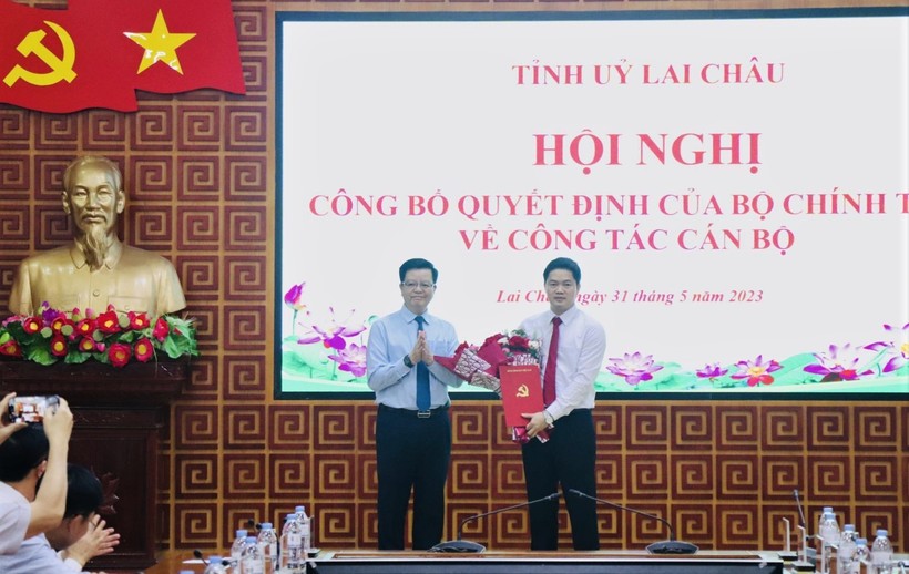 Ông Mai Văn Chính trao Quyết định và tặng hoa chúc mừng ông Vũ Mạnh Hà.