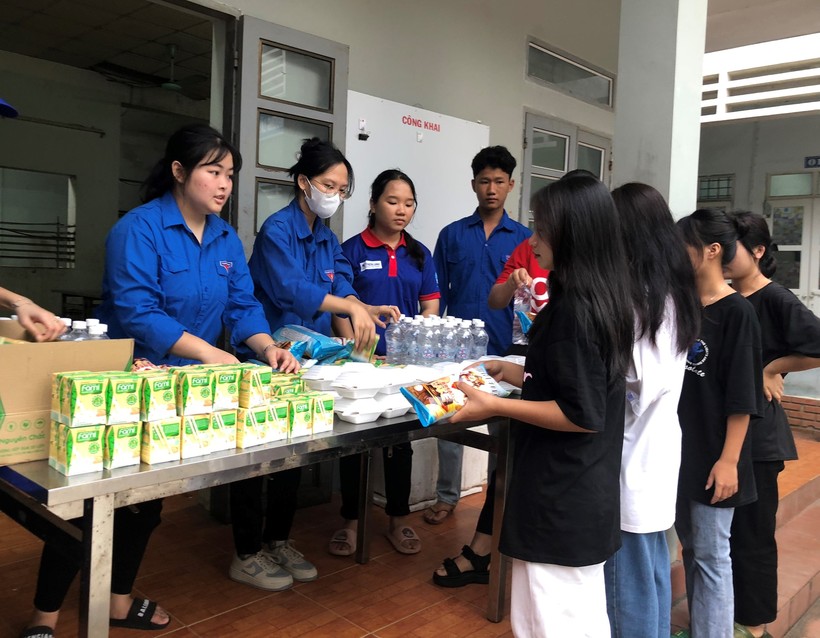 Tuổi trẻ Lai Châu chăm lo bữa ăn cho thí sinh vùng khó ảnh 2