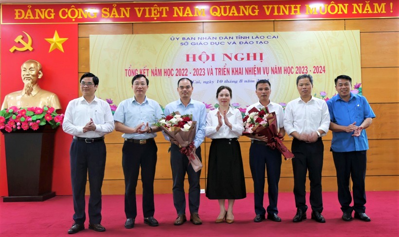 Sở GD&ĐT Lào Cai trao thưởng cho các tập thể có thành tích xuất sắc trong phong trào thi đua.