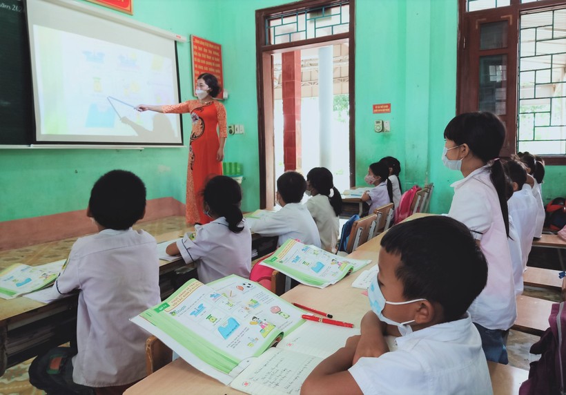 Cô trò trường Tiểu học số 1 xã Thanh Xương, huyện Điện Biên. ảnh 1