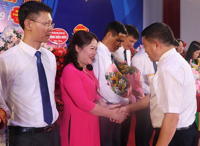 Lò Văn Phương, Chủ tịch HĐND tỉnh Điện Biên trao Bằng khen cho các tập thể, cá nhân. ảnh 1