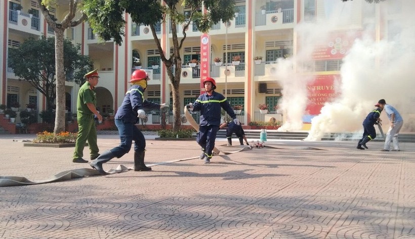 Tình huống giả định khi có cháy tại trường Tiểu học Kim Đồng. ảnh 2