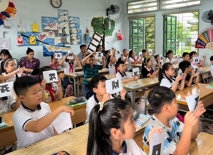 Học sinh lớp 4, trường Tiểu học Kim Đồng hứng thú tham gia tiết học Toán. ảnh 2