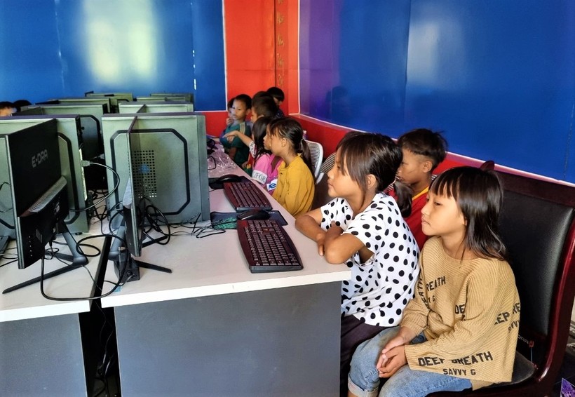 Trường PTDTBT Tiểu học xã Pa Ủ hiện có 32 máy tính để triển khai Chương trình GDPT mới. ảnh 2