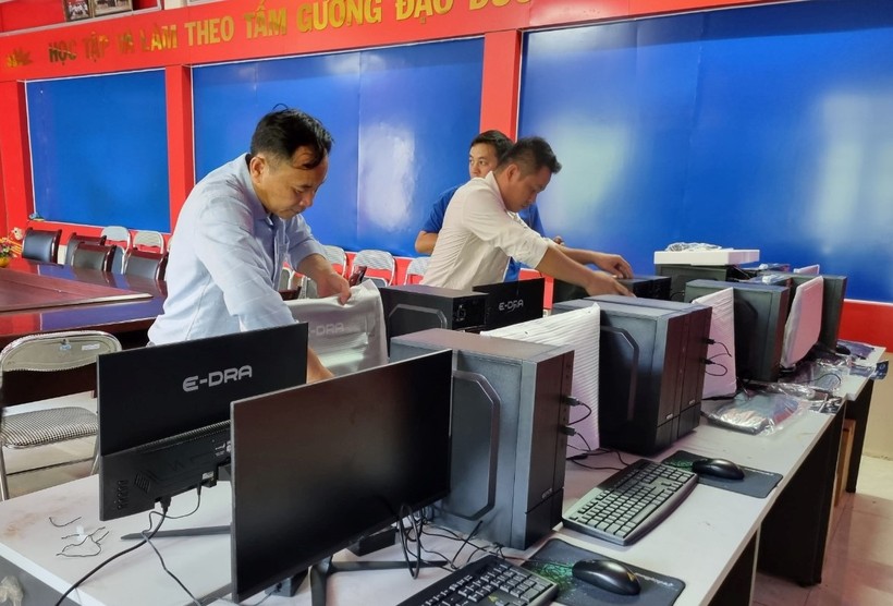 Lắp đặt máy tính tại trường PTDTBT Tiểu học xã Pa Ủ. ảnh 1