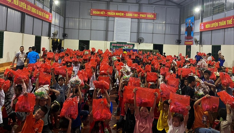 Học sinh xã Nậm Chạc, huyện Bát Xát phấn khởi khi được nhận quà Trung thu. ảnh 10