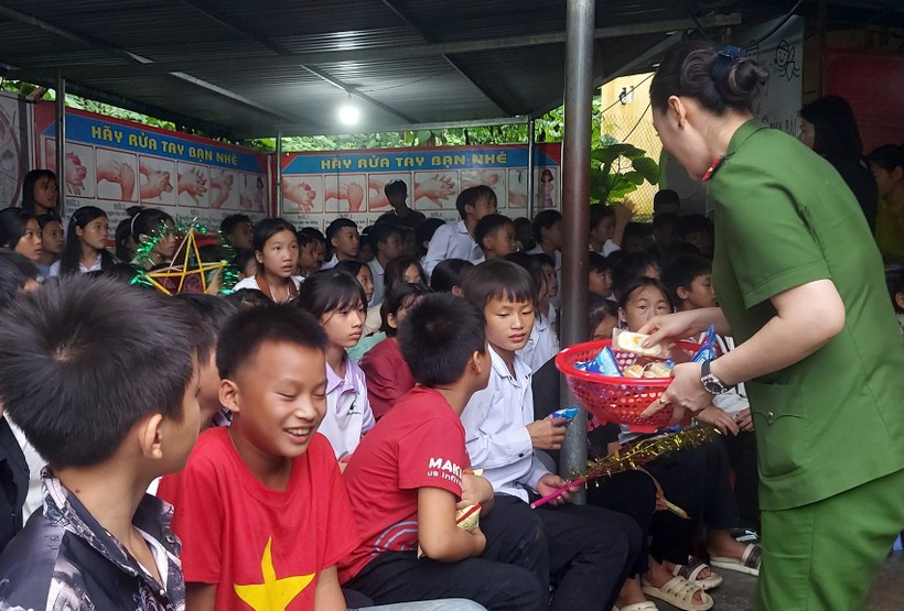 Chia quà cho học sinh trường PTDTBT THCS Phìn Ngan, huyện Bát Xát. ảnh 12