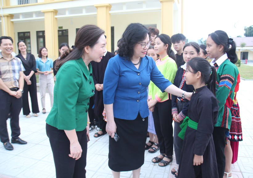 Thứ trưởng Ngô Thị Minh (thứ 2 bên trái) thăm hỏi học sinh tại huyện Bảo Thắng.