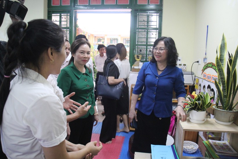Thứ trưởng Ngô Thị Minh (ngoài cùng bên phải) thăm trường Mầm non Bình Minh, huyện Bảo Thắng. ảnh 4