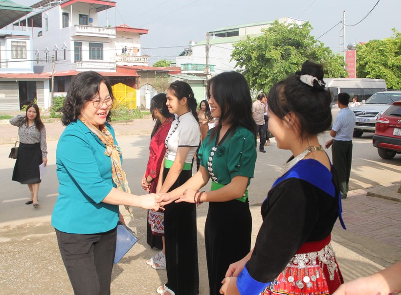 Thứ trưởng Ngô Thị Minh gặp gỡ học sinh trường PTDTNT THPT huyện Điện Biên. ảnh 2
