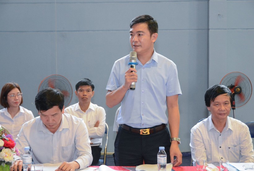 Ông Đặng Quang Huy, Trưởng phòng GD&ĐT huyện Điện Biên báo cáo kết quả 10 năm thực hiện Nghị quyết tại địa phương. ảnh 1