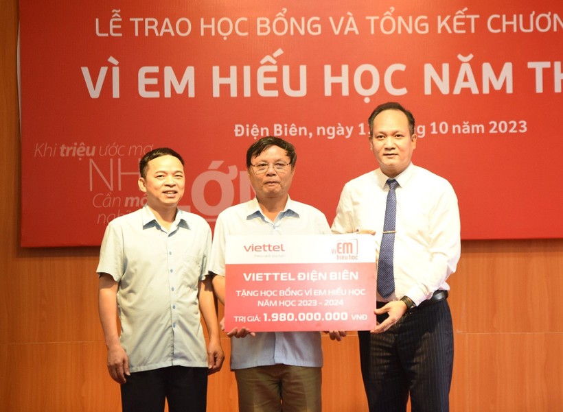 Viettel Điện Biên trao biển tượng trưng học bổng “Vì em hiếu học” cho Sở GD&ĐT Điện Biên. ảnh 1