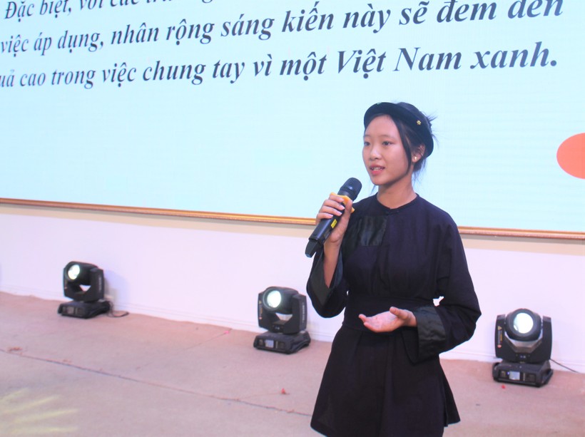 Em Nông Thủy Nương, trường PTDTNT tỉnh Cao Bằng tham luận tại Hội thảo. ảnh 1