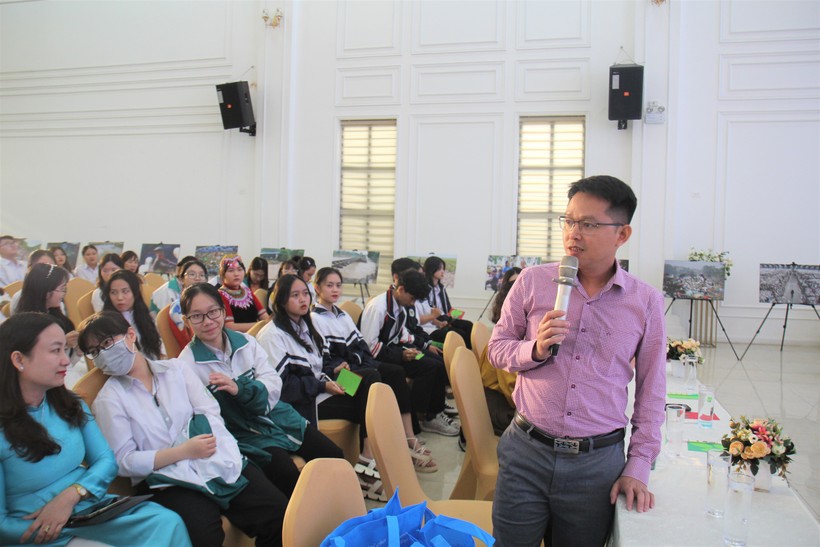 Đại diện Sở Tài nguyên và môi trường tỉnh Lào Cai chia sẻ về vấn đề xử lý rác thải tại Lễ phát động. ảnh 3