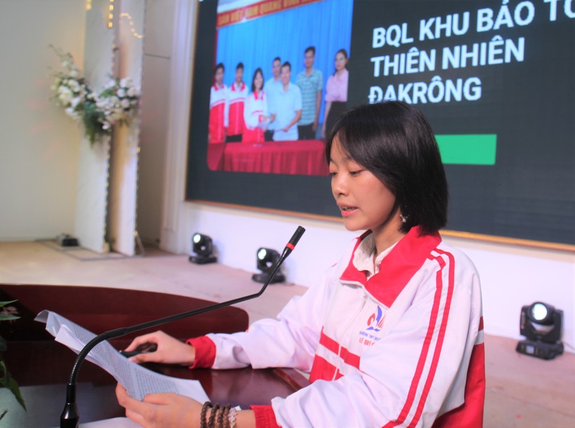 Em Lâm Hồng Phúc, lớp 11 chuyên Anh, Trường THPT chuyên Lê Quý Đôn tỉnh Quảng Trị tham luận tại Hội thảo. ảnh 2