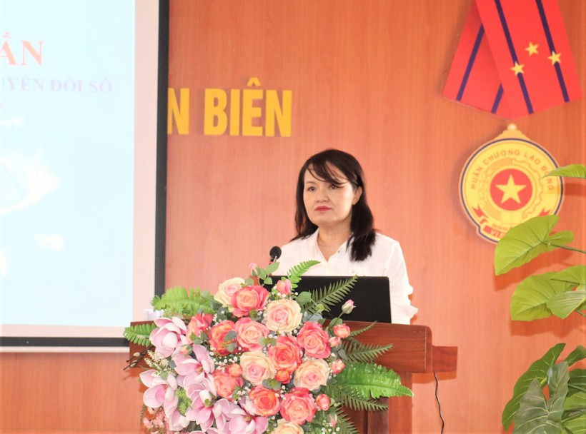Bà Lò Thị Thời, Phó Giám đốc Sở GD&ĐT tỉnh Điện Biên phát biểu tại Hội nghị.
