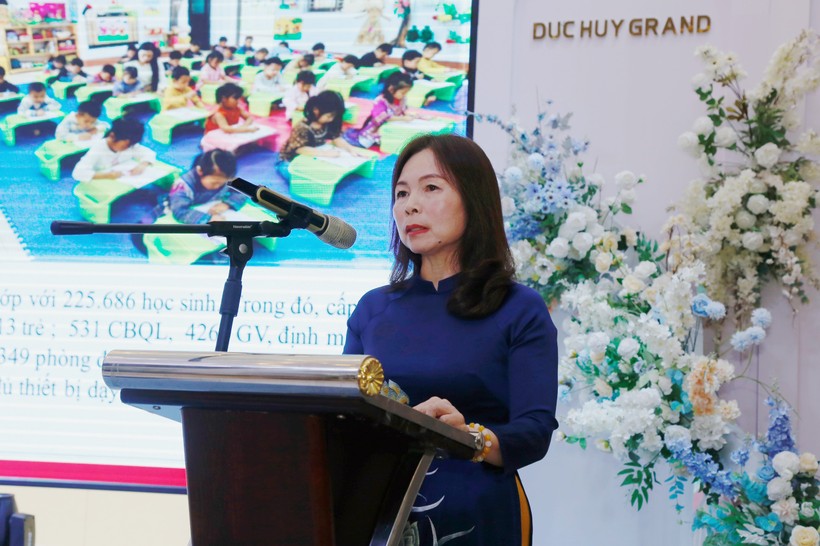 Bà Dương Bích Nguyệt, Giám đốc Sở GD&ĐT Lào Cai tham luận tại Hội thảo.